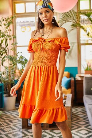Женское оранжевое расклешенное платье с воротником-стойкой на завязках