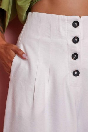 Белые брюки-колоты на пуговицах с карманами