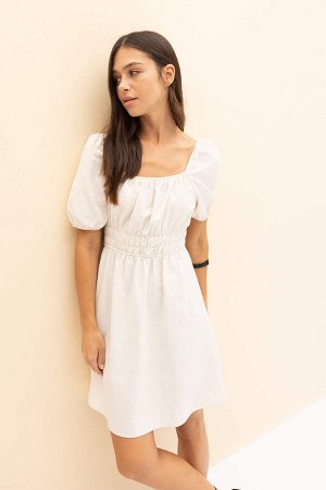 Льняное мини-платье с короткими рукавами и квадратным воротником