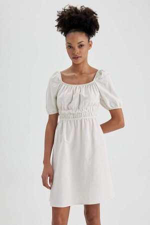 Льняное мини-платье с короткими рукавами и квадратным воротником