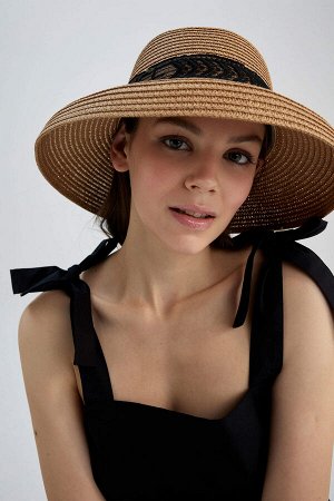 Женская соломенная шляпа с вышивкой
