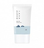 Солнцезащитный крем для проблемной кожи с морской водой Round Lab 1025 Dokdo Sunscreen SPF50+ PA++++