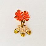 Брошь из кленовых листьев с подвесками из желудей.