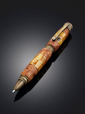 Необычная ручка из карельской берёзы, украшенная натуральным янтарём