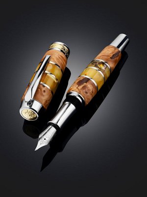 Стильная перьевая ручка в корпусе из натурального янтаря и дерева