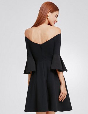 Маленькое черное платье  с облегающим верхом и открытыми плечами и широкой короткой юбкой