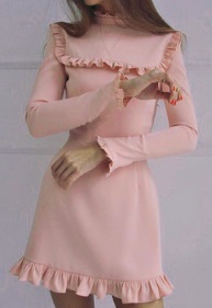 Платье под горло с длинными рукавами декорировано оборками Цвет: РОЗОВЫЙ
