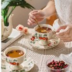 Чайники и кружки с блюдцами