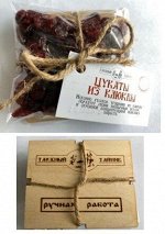 Цукаты из клюквы на деревянной подложке
