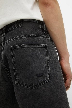 Мужские базовые джинсовые шорты-бермуды свободного кроя с потертостями 08699565