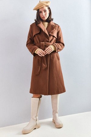 Женское пальто с поясом на 4 пуговицах и эполетами 40081002