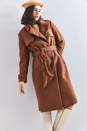 Женское пальто с поясом на 4 пуговицах и эполетами 40081002
