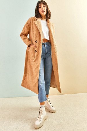 Женское пальто с поясом и большим двойным карманом 40041011