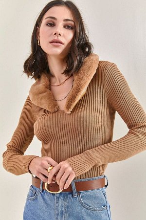 Женский вязаный свитер с меховым воротником 20223213
