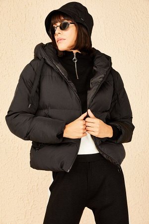 Женская черная пуховая куртка с капюшоном 10141018