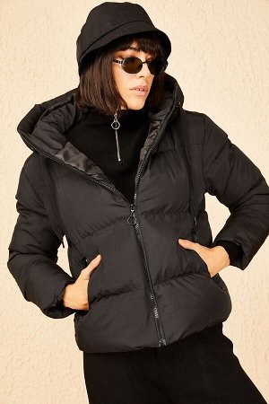 Женская черная пуховая куртка с капюшоном 10141018