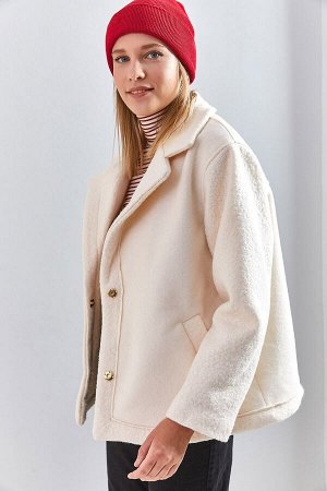 Женское двубортное пальто из ткани букле с воротником 40111032