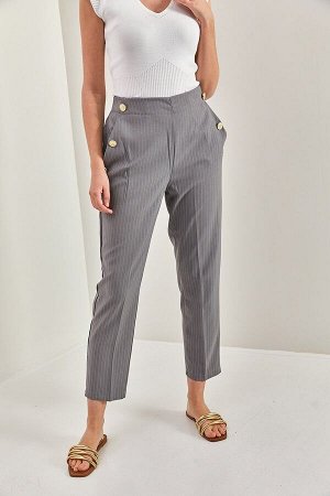 Женские брюки с карманами на пуговицах 50011024