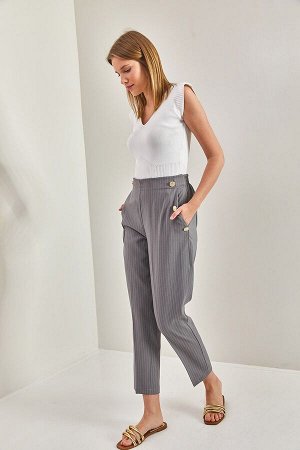 Женские брюки с карманами на пуговицах 50011024