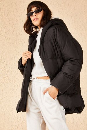 Женский черный пуховик оверсайз с капюшоном и двойным карманом 10301045