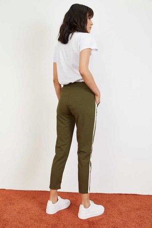 Женские креповые брюки цвета хаки с полосками по бокам и эластичной талией 10021046