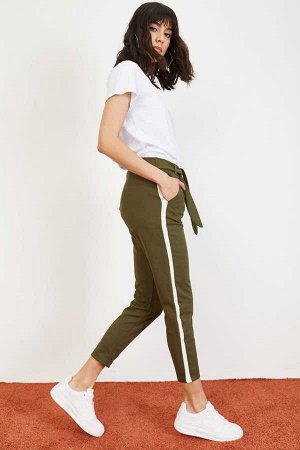 Женские креповые брюки цвета хаки с полосками по бокам и эластичной талией 10021046