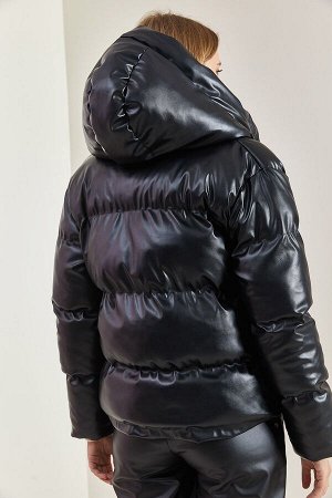Женский кожаный пуховик с капюшоном и карманом 40201019