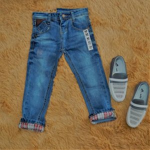 Джинсы Детские джинсы  выгодно отличаются  ярким внешним видом, который точно придётся по душе маленьким модникам. При этом каждая вещь сохраняет свои основные качества даже после интенсивной стирки и