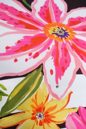 Топ из коллекции Dreamy Garden со съемными вкладышами, оформлен ярким цветочным принтом. Модель с широкими бретелями, на спинке фигурный вырез и удобная застежка-крючок. Сочетайте с любыми плавками эт