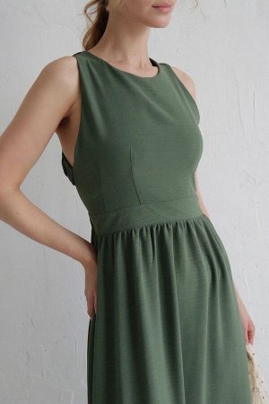 Платье с перекрещенными бретелями оливково-зелёное