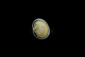 67298-3 Брошь Ажур молочный янтарь ювелирный сплав с посеребрением ( размер камня 30*24 мм, янтарь искусственный, из натуральных