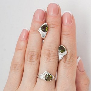 Серебряное кольцо с фианитом оливкового цвета 828