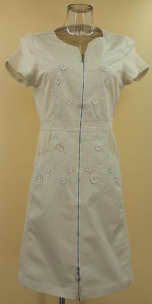 Платье Платье с двухсторонней застежкой-молнией, которая придает дизайну изюминку и визуально стройнит. Верхняя часть платья оформлена вышивкой и аппликацией. Карманы спереди. Сзади шаговая шлица. 
Ма