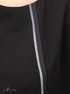 Платье Оригинальное платье А-образного силуэта, длиной за колено, выполнено из натуральной смесовой ткани с эластаном. Модель с втачным рукавом, длиной 3/4. Линия горловины округлой формы. На полочке 