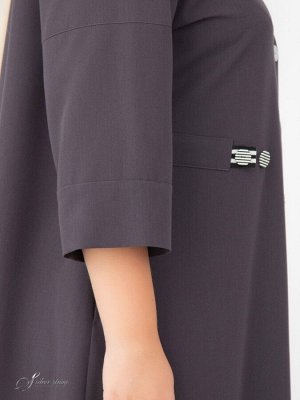 Платье Оригинальное платье А-образного силуэта из смесовой ткани с эластаном. Модель с рубашечным воротником на стойке. Изделие распашное до низа, с застежкой на пуговицы. На полочке и спинке обработа