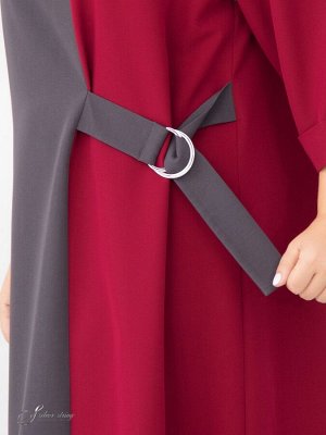 Платье Эффектное платье прямого силуэта, длиной до середины икры, выполнено на основе двухцветной комбинации из натуральной смесовой ткани с эластаном. Модель с втачным рукавом, длиной 3/4. Низ рукава