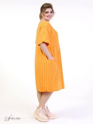 Платье Оригинальное летнее платье длиной «за колено» изготовлено из современного материала- тенсел. Модель силуэта "бочонок", с цельнокроеным рукавом, длиной по локоть. Горловина скругленной формы, сл