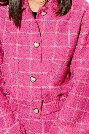 Жакет Рост: 170 Состав ткани: ПЭ-33%; Хлопок-67%; Жакет прямого кроя выполнен из фактурной ткани розового цвета с контрастной строчкой. Яркий жакет с акцентными пуговицами в виде сердец в огранке подч