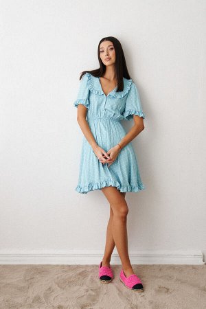 Платье Рост: 170 Состав ткани: Вискоза-100%.Платье полуприлегающего силуэта выполнено из нежно голубого полотна с принтом белый горох. Характеристики: полуприлегающий силуэт, отрезное, отрез на резинк