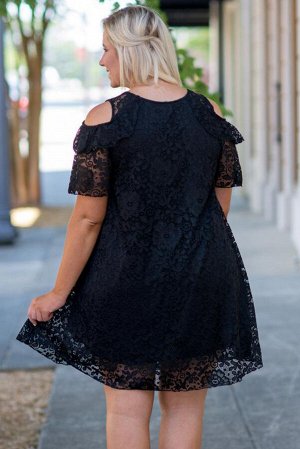 Черное кружевное мини-платье плюс сайз на бретелях с открытыми плечами