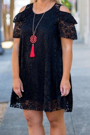 Черное кружевное мини-платье плюс сайз на бретелях с открытыми плечами