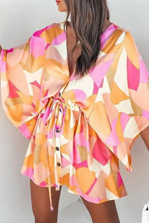 Розовое платье-кимоно с оранжевым контрастным принтом и V-образным вырезом