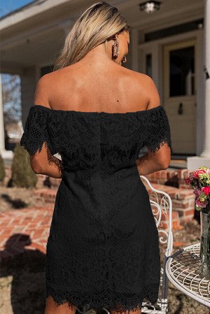 Черное кружевное платье с воланом и открытыми плечами
