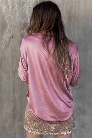 Розовая блуза свободного кроя с нагрудным карманом