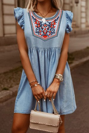 Голубое платье-мини с рюшами и вышивкой на кокетке