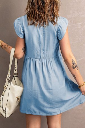 Голубое платье-мини с рюшами и вышивкой на кокетке