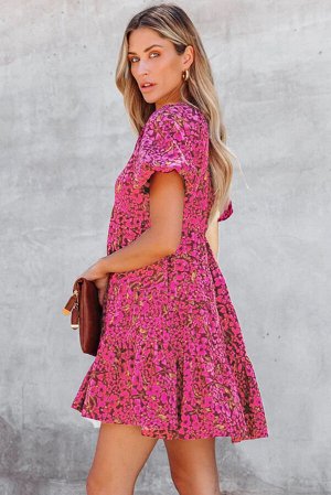 Розовое платье-бебидолл с V-образным вырезом и цветочным принтом