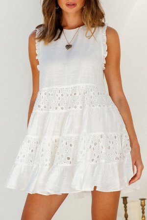 Белое многоярусное мини-платье в стиле беби-долл