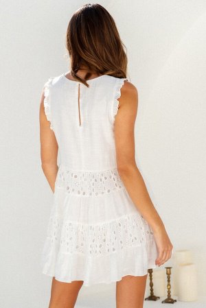 Белое многоярусное мини-платье в стиле беби-долл