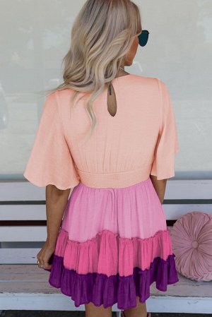 Розовое многоярусное платье с V-образным вырезом и коротким рукавом